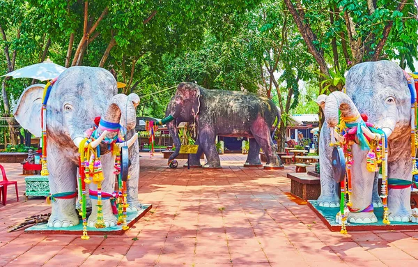 Die Elefantenskulpturen Tor Des Chang Geländes Mit Einer Statue Des — Stockfoto