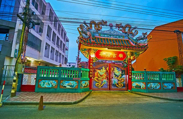 Παλιά Πύλη Του Ιστορικού Κινεζικού Ναού Στο Lampang Διακοσμημένο Γλυπτά — Φωτογραφία Αρχείου