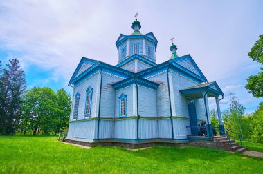 Pereiaslav Scansen 'de bulunan ve Ukrayna' daki Sovyet Uzay Keşif Müzesi olarak hizmet veren parlak mavi oymalı St. Paraskeva Kilisesi.