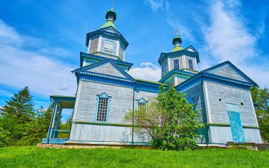 Eski ahşap St. Paraskeva Kilisesi, verandada sade desenler, soğan kubbeleri ve sütunlarla süslenmiş, Pereiaslav Scansen, Ukrayna