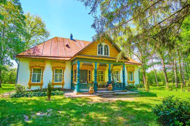 Geleneksel ev renkli ahşap detaylar, sütunlar, pencere çerçeveleri, Pereiaslav Scansen, Ukrayna