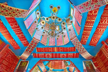 PEREIASLAV, UKRAINE - 22 Mayıs 2021: Eski kilisenin tavanı ve kubbesi, Rushnyk konut müzesi, 22 Mayıs 'ta Pereiaslav Scansen' de Pereiaslav 'da parlak kırmızı işlemeli rushnyk dekoratif havlularla süslenmiştir.