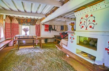 PEREIASLAV, UKRAINE - 22 Mayıs 2021: Pereiaslav Scansen, 22 Mayıs 'ta Pereiaslav' da klasik adobe sobası ve birçok acele dekoratif havlusu olan geleneksel Ukrayna hata evinin içi