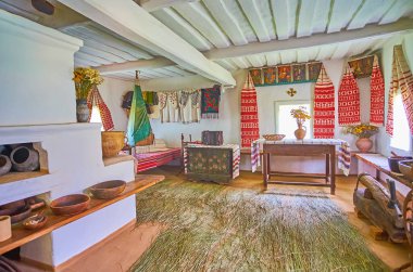 PEREIASLAV, UKRAINE - 22 Mayıs 2021: 22 Mayıs 'ta Pereiaslav Scansen, Pereiaslav' da eski arı yetiştiricisinin hatasının içinde Ryshnyk dekoratif havlular, ikonlar ve klasik mobilyalar ile birlikte içi