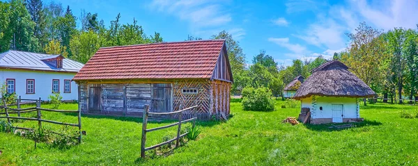 Das Gelände Des Alten Bauernhofes Mit Holzscheune Und Kleinem Laufstall — Stockfoto