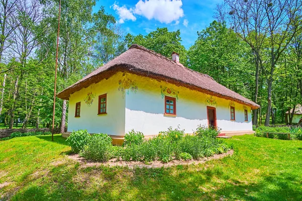 Small Garden Front Whitewashed Hata House Beekeeper Decorated Hand Painted — Stock Photo, Image