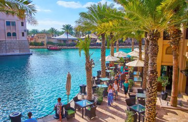 DUBAI, BAE - 4 Mart 2020: 4 Mart 'ta Dubai' de, Souk Madinat Jumeirah pazarındaki kalabalık sokak manzaralı açık hava restoranları ile kaplandı.