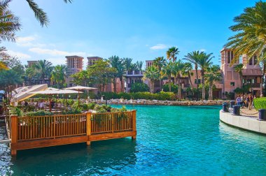 DUBAI, BAE - 4 Mart 2020: 4 Mart 'ta Dubai' deki Souk Madinat Jumeirah kanalı boyunca açık hava kafeleri