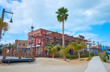 DUBAI, BAE - 4 Mart 2020: La Mer halk plajı boyunca restoranlar, kafeler ve barlar, 4 Mart 'ta Dubai