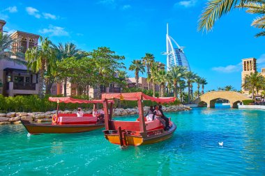 DUBAI, BAE - 4 Mart 2020: Souk Madinat Jumeirah marka kanalı 4 Mart 'ta Dubai' de gerçekçilik, eğlence teknesi ve Burj al Arab manzaralı