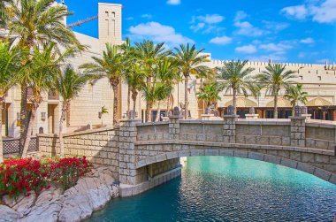 Kanalın üzerindeki küçük taş köprü, Fort Island 'ı Souk Madinat Jumeirah pazarına bağlıyor, Dubai, BAE