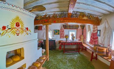 PEREIASLAV, UKRAINE - 22 Mayıs 2021 'de Pereiaslav Scansen, 22 Mayıs' ta Pereiaslav Scansen 'de buğday yetiştiricisinin evi, kerpiç sobası, bankın ve eski ahşap mobilyaların ekmekleri,