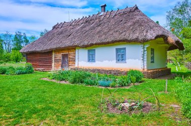 PEREIASLAV, UKRAINE - 22 Mayıs 2021: Pereiaslav Scansen 22 Mayıs 'ta Pereiaslav' da büyük miktarda korunmuş kereste hata evlerine sahiptir.