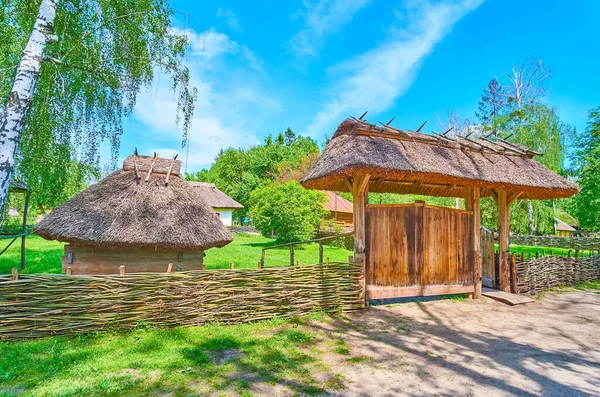 Pereiaslav Ukraine Mei 2021 Tiroolse Rieten Omheining Houten Poort Voor — Stockfoto