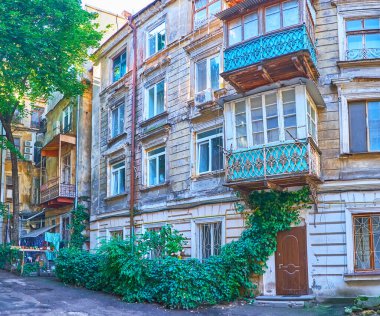 Ukrayna, Odessa 'nın eski bahçesinde küçük bahçeli, çok katlı sefil evler.