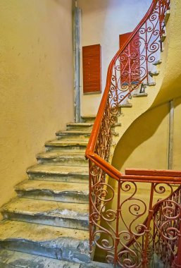 Süslü tırabzanları ve kırık mermer merdivenleri olan tarihi yaşam evinin merdiven boşluğu, Odessa, Ukrayna