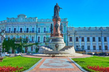 Odessa Kurucuları Anıtı ile Ekaterinskaya Meydanı 'nı (Catherine Meydanı) keşfedin, Catherine II' nin baş yapıtı, Zhdanova Kiralama Evi gibi muhteşem tarihi köşkler, Ukrayna 'nın Odessa kentinin arkasında görüldü.