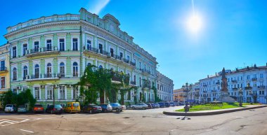 ODESSA, UKRAINE - 18 Haziran 2021: Ekaterinskaya Meydanı (Catherine Meydanı) Odessa Kurucuları, Zhdanova Apartmanı ve diğer tarihi binaların anıtlarıyla birlikte 18 Haziran 'da Odessa' da yürüyüş