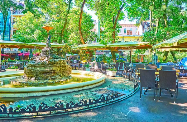 位于乌克兰敖德萨的绿荫皇宫公园的风景喷泉和室外餐馆 — 图库照片