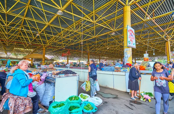 オデッサ ウクライナ 2021年6月18日 旧プリヴォス市場の混雑した路地 さまざまな食品の広い範囲を持つ都市の最大の食品市場 オデッサで6月18日 — ストック写真