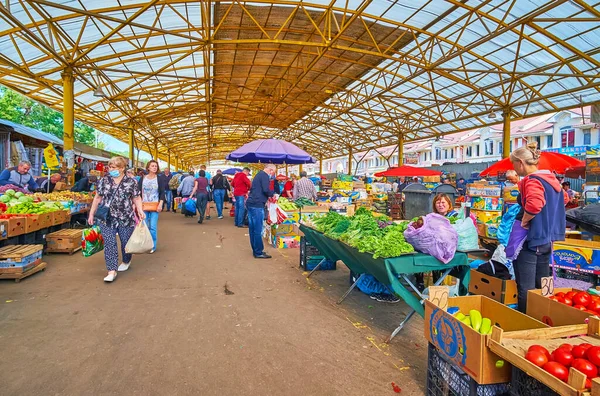 Odessa Ukraine 2021年6月18日 地元の農家は 6月18日にオデッサのプリヴォス市場で新鮮な野菜や果物を販売しています — ストック写真