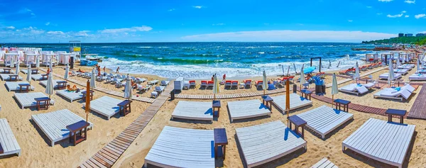 Panorama Wybrzeża Odessy Piaszczystymi Plażami Pokryta Leżakami Parasolami Plażowymi Barami — Zdjęcie stockowe