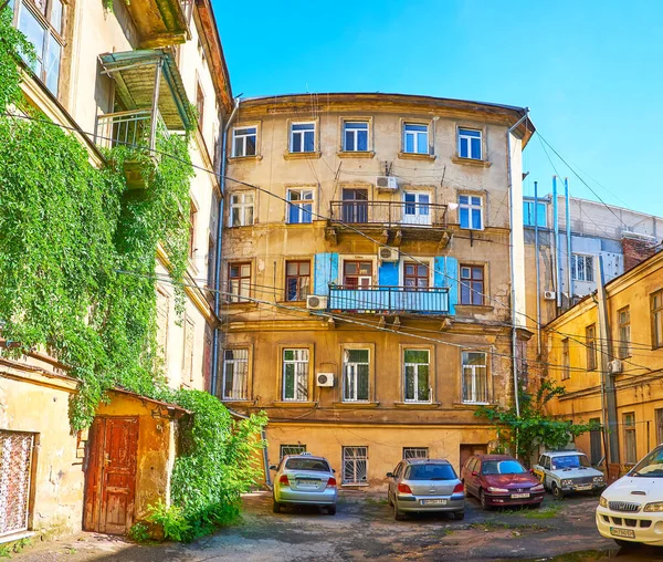 Odessa Ukraine Juni 2021 Der Alte Innenhof Mit Schäbigen Häuserwänden — Stockfoto