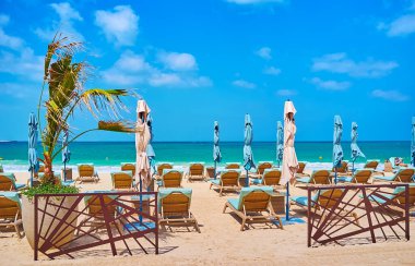 Rahat Jumeirah plajından mükemmel bir deniz manzarası güneşlik ve güneş gözlüklü, Dubai, BAE