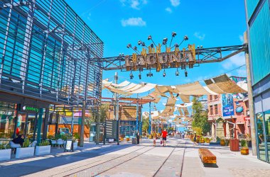 DUBAI, BAE - 4 Mart 2020: Laguna alışveriş ve eğlence merkezi, 4 Mart 'ta Dubai' de mağazaları, kafeleri, plaj barları ve restoranları bulunan La Mer Beachside alışveriş ve yemek bölgesidir.