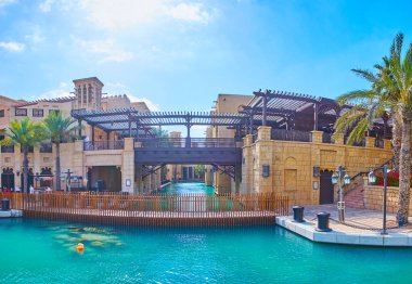 Souk Madinat Jumeirah pazarı, binaları, Fort Island ve parkları, Dubai, BAE 'yi çevreleyen kanallar sistemiyle övünür.