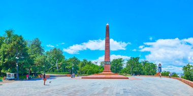 Taras Shevchenko Park Panoraması yemyeşil, Zafer Sokağı ve 2. Dünya Savaşı Obelisk, Meçhul Denizci, Odessa, Ukrayna anıtı