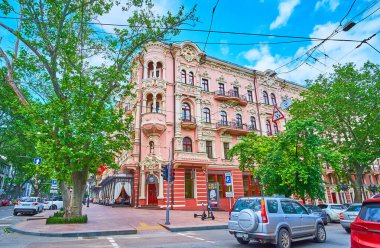 ODESSA, UKRAINE - 18 Haziran 2021: The Hotel Bristol (eski Krasnaya Oteli), 18 Haziran 'da Odessa' da çarpıcı küf, duvar heykelleri, sütun, oriel pencereli