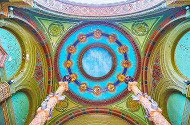 ODESSA, UKRAINE - 18 Haziran 2021: Gotik Filarmoni Tiyatrosu, 18 Haziran 'da Odessa' da kalıp ve boya desenleriyle dekore edilmiş renkli tavanlı süslü bir girişe sahiptir.