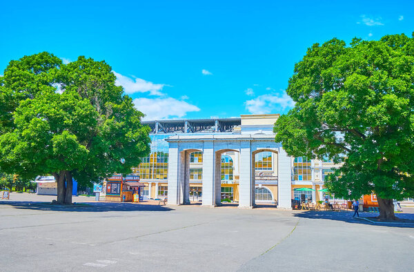 ОДЕССА, УКРАИНА - 18 июня 2021 года: Ворота футбольного стадиона "Черноморец" с видом на парк Шевченко 18 июня в Одессе