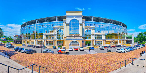 ОДЕССА, Украина - 18 июня 2021 года: Панорама современного стадиона "Черноморец", окруженного парком имени Тараса Шевченко, 18 июня в Одессе