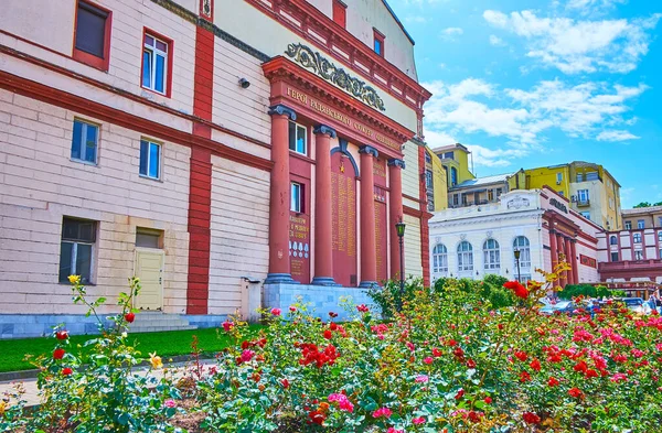 Praça Teatro Com Plantas Topiárias Arbustos Rosas Vermelhas Frente Edifícios — Fotografia de Stock
