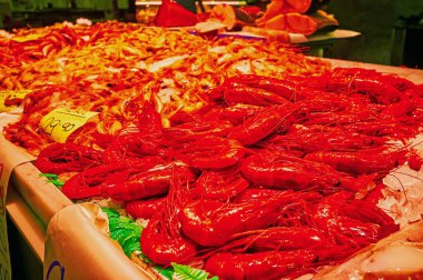 Mercado San Agustin pazarındaki buzdaki taze kırmızı karidesler, İspanya 'nın Granada şehrinde yer almaktadır.