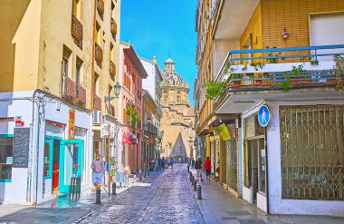 GRANADA, SPAIN - SEPT 27, 2019: 27 Eylül 'de Granada' da St Justus ve Pastor Basilica Kubbesi manzaralı Calle San Jeronimo Caddesi