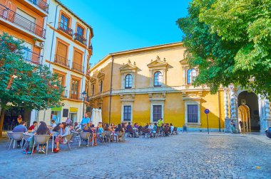 GRANADA, SPAIN - SEPT 27, 2019: Granada Üniversitesi Hukuk Fakültesi tarihi binası ve açık kafeleri ile 27 Eylül 'de Granada' da Süleyman (çarpık) sütunlarıyla süslenmiş üniversite meydanı