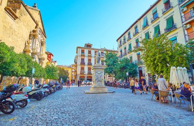 GRANADA, SPAIN - SEPT 27, 2019: 27 Eylül 'de Granada' da bulunan St. Justus ve Pastor Bazilikası 'nın Kral V. Carlos anıtıyla Üniversite Meydanı' nın tarihi mimarisi