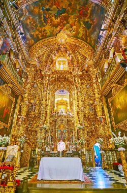 Granada, İspanya - 27 Eylül 2019 San Juan de Dios Bazilikası 'nın çarpıcı Capilla Belediye Başkanı etkileyici altın sunakları ve freskleri ile 27 Eylül' de Granada 'da