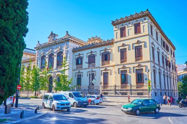 Granada, İspanya - 27 Eylül 2019 'da Granada' da Gran Via de Colon caddesinde hızlı trafiğin görüldüğü Padre Suarez Enstitüsü (okul) cephesi