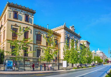 GRANADA, İspanya - 27 Eylül 2019: Granada 'da Gran de Colon Caddesi' ndeki Padre Suarez Enstitüsü 'nün (okul) tarihi binasının panoraması