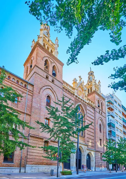 スペイン グラナダの旧市街のグラン コロンに位置するイエス教会の神聖な心のレンガ造りのファサード — ストック写真