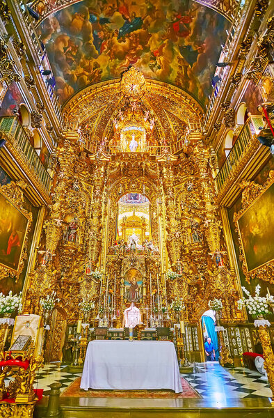 ГРАНАДА, Испания - 27 сентября 2019 года: Потрясающий мэр Капиллы базилики Сан-Хуан-де-Диос с впечатляющим золотым алтарём и фресками на своде, 27 сентября в Гранаде