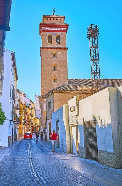 狭いエルビラ通り サンアンドレス教区教会の背の高いレンガ造りの鐘楼 アルバイシン地区 グラナダ スペイン — ストック写真