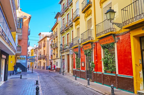 Granada, İspanya - 27 Eylül 2019: Elvira caddesinde ortaçağ Albaicin ilçesinde, Granada 'da bulunan renkli tarihi evler