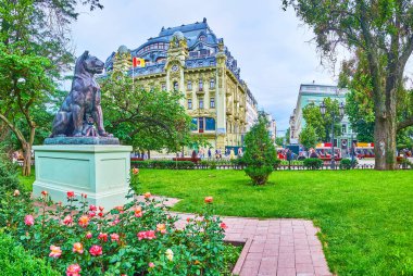 Auguste-Nicolas Cain 'in yavrularıyla birlikte Odessa Şehir Bahçesi' nde bulunan ve Ukrayna 'nın çiçek açan gülleriyle çevrili aslan heykeli.