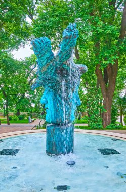 ODESSA, UKRAINE - 18 Haziran 2021: 18 Haziran 'da Odessa' da Primorskiy Bulvarı 'ndaki Yunan Parkı' nda yer alan ve erkek ve kadın yüzlü bronz çeşme