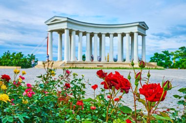 Vorontsov Sarayı 'nın önündeki parlak güller Colonnade, Odessa, Ukrayna